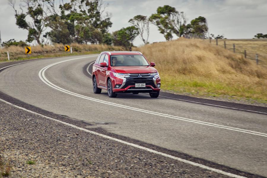  Mitsubishi Outlander PHEV 2017 года  (AU) (фото 7 из 35)